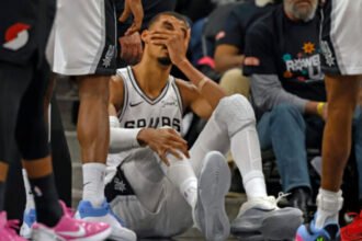 Victor Wembanyama absen di Game 3 playoff Spurs vs Portland karena masih menjalani pemulihan gegar otak sesuai protokol NBA.