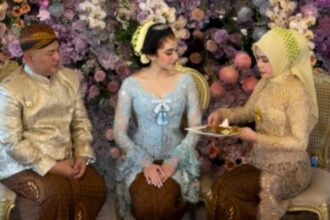 Syifa Hadju tampil anggun dalam prosesi dulang pungkasan dengan kebaya biru langit penuh makna.