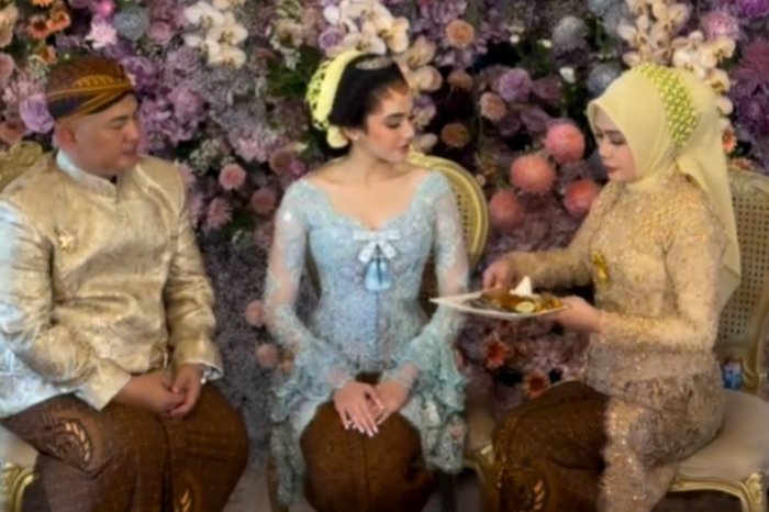 Syifa Hadju tampil anggun dalam prosesi dulang pungkasan dengan kebaya biru langit penuh makna.