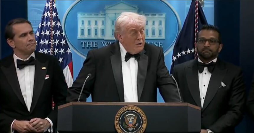 Trump menegaskan penembakan tidak terkait perang Iran dan tidak akan menghentikan ambisinya.