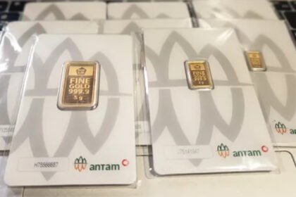Harga emas Antam turun tajam di awal pekan, investor diminta cermati pergerakan pasar.