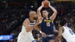 Nikola Jokić kembali menggila dengan triple-double dan menjaga harapan Denver Nuggets tetap hidup di Playoff NBA 2026.