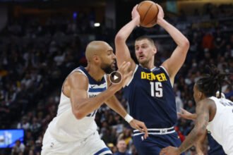 Nikola Jokić kembali menggila dengan triple-double dan menjaga harapan Denver Nuggets tetap hidup di Playoff NBA 2026.