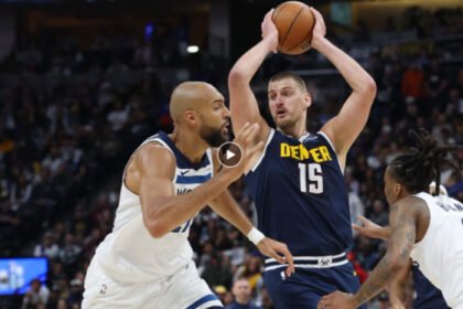 Nikola Jokić kembali menggila dengan triple-double dan menjaga harapan Denver Nuggets tetap hidup di Playoff NBA 2026.