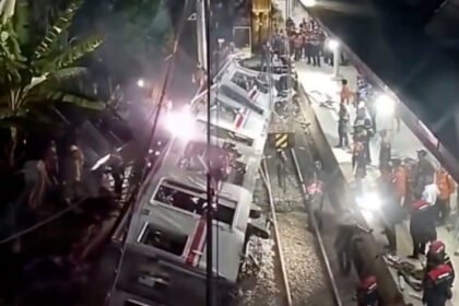 Evakuasi KRL di Bekasi masih berjalan, layanan Bekasi–Cikarang ditargetkan pulih siang ini dengan prioritas keselamatan penumpang.
