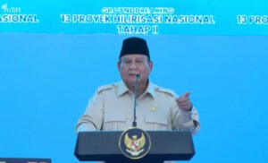 Presiden Prabowo Subianto saat meresmikan groundbreaking 13 proyek hilirisasi di Cilacap, Jawa Tengah.