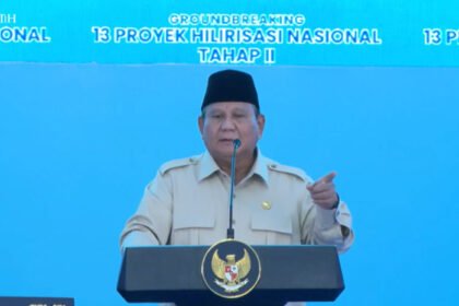 Presiden Prabowo Subianto saat meresmikan groundbreaking 13 proyek hilirisasi di Cilacap, Jawa Tengah.