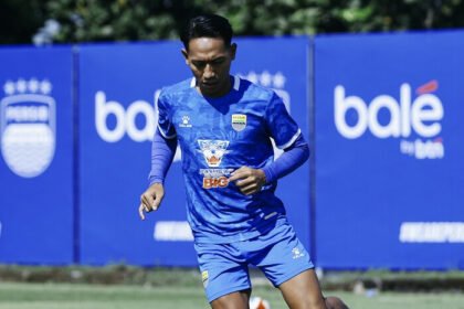 Persib Bandung memburu kemenangan krusial saat bertandang ke markas Semen Padang demi menjaga posisi puncak klasemen Super League.