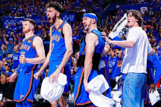 Shai Gilgeous-Alexander memimpin Oklahoma City Thunder meraih kemenangan telak atas Phoenix Suns di Game 1 playoff NBA 2026.