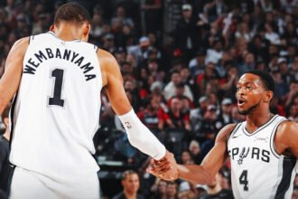 Drama NBA Playoff 2026 memanas dengan kejutan besar dari Rockets, dominasi Wembanyama, dan ledakan performa Pritchard.