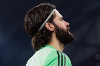 Alisson Becker dikabarkan semakin dekat ke Juventus, namun negosiasi dengan Liverpool justru memicu ketegangan baru di bursa transfer.