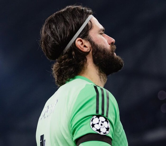 Alisson Becker dikabarkan semakin dekat ke Juventus, namun negosiasi dengan Liverpool justru memicu ketegangan baru di bursa transfer.