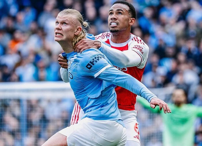 Duel panas Haaland vs Gabriel kembali memicu kontroversi dalam laga sengit Manchester City kontra Arsenal.