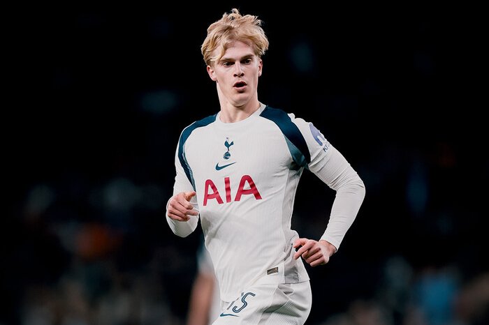 Bursa transfer Eropa memanas: Real Madrid siapkan dana raksasa, sementara Manchester United dan klub Premier League berebut gelandang muda berbakat.