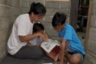 Perjuangan Ibu Anastasya di Manado yang berjalan kaki 2 km setiap hari demi keluarga menjadi simbol keteguhan perempuan Indonesia.