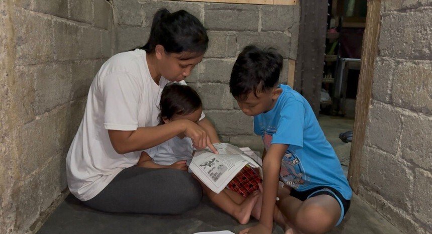 Perjuangan Ibu Anastasya di Manado yang berjalan kaki 2 km setiap hari demi keluarga menjadi simbol keteguhan perempuan Indonesia.