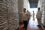 Presiden Prabowo Subianto melakukan sidak mendadak ke gudang Bulog di Magelang untuk memastikan stok beras nasional dalam kondisi aman dan melimpah.