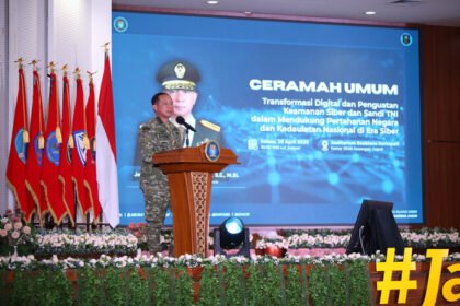 Panglima TNI Jenderal Agus Subiyanto saat memberikan ceramah umum di BSSN, menegaskan pentingnya penguatan pertahanan siber nasional.