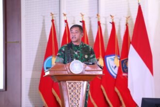 Kasad Jenderal TNI Maruli Simanjuntak menerima penghargaan Adibhakti Sanapati dari BSSN sebagai simbol penguatan pertahanan siber nasional.