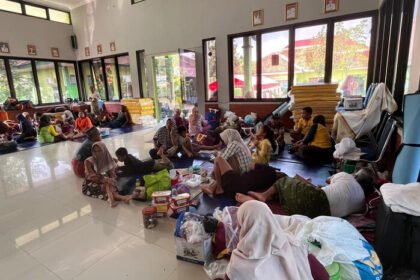 Banjir Demak meluas akibat tanggul Sungai Tuntang jebol, ribuan warga terpaksa mengungsi ke berbagai titik aman.