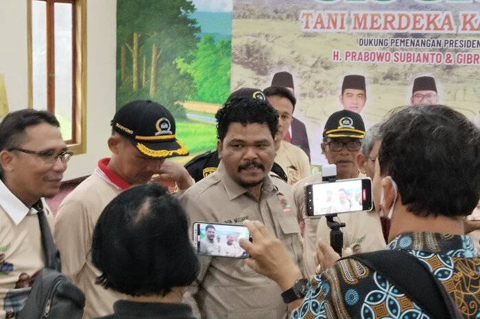 Sidak Prabowo dan Wamentan Sudaryono ke gudang Bulog ungkap kondisi stok beras nasional yang melimpah.