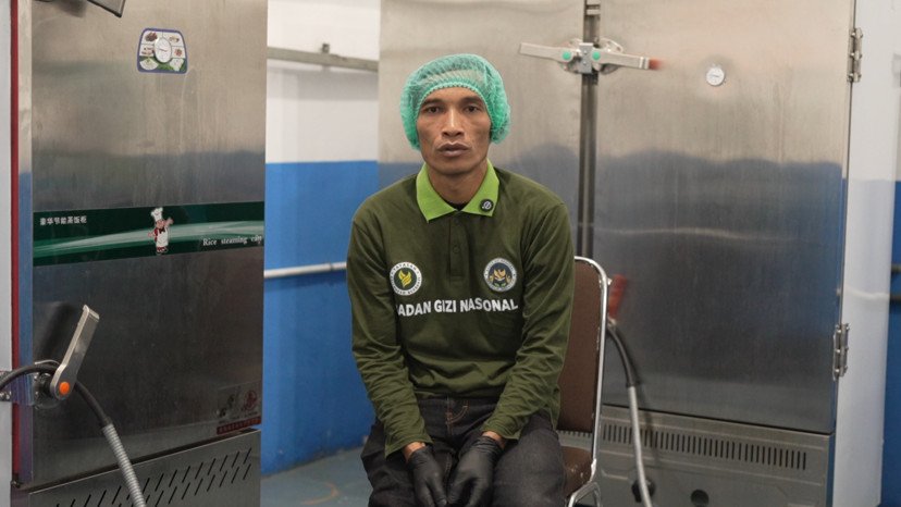 Semangat Susanto, penyandang difabel di Karanganyar, membuktikan keterbatasan bukan penghalang untuk berkarya di dapur MBG.