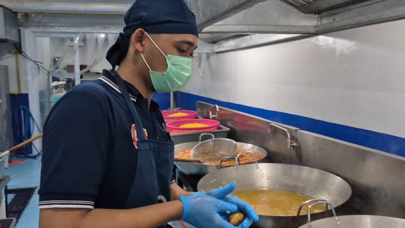 Transformasi hidup Daniel dari kernet menjadi juru masak MBG mencerminkan dampak nyata program pemerintah dalam membuka lapangan kerja.