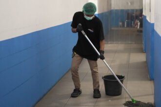 Semangat difabel Karanganyar, Budi Setiawan, menjadi simbol ketekunan dan harapan di balik dapur Makan Bergizi Gratis (MBG).