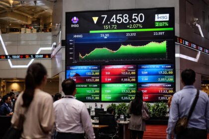 IHSG berpeluang melanjutkan penguatan dengan dukungan lonjakan transaksi dan optimisme investor di awal pekan.