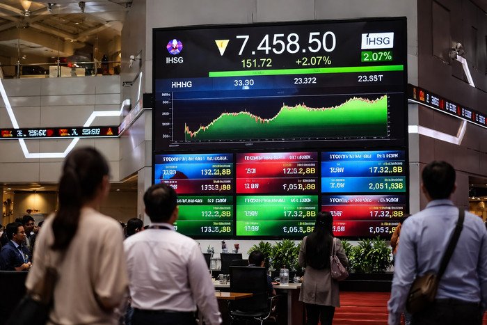 IHSG berpeluang melanjutkan penguatan dengan dukungan lonjakan transaksi dan optimisme investor di awal pekan.