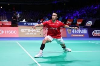 Indonesia buka langkah di Grup D Piala Thomas 2026 dengan kekalahan Jonatan Christie dari Kunlavut Vitidsarn dalam laga sengit tiga gim.