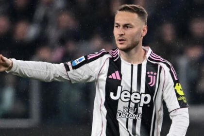 Manchester United dan Liverpool bersaing dalam perburuan pemain top Eropa di bursa transfer musim panas.