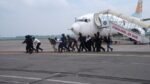 Latihan anti pembajakan pesawat Kopaska TNI AL di Bandara Juanda jadi bukti kesiapan hadapi ancaman teror udara di objek vital nasional.