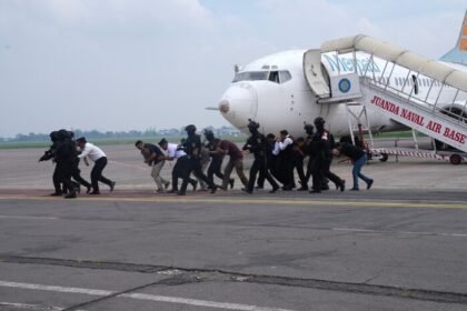 Latihan anti pembajakan pesawat Kopaska TNI AL di Bandara Juanda jadi bukti kesiapan hadapi ancaman teror udara di objek vital nasional.