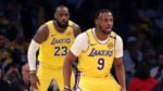 Momen bersejarah NBA Playoff 2026 saat LeBron James dan Bronny James bermain bersama membawa Lakers menang atas Rockets di Crypto.com Arena.