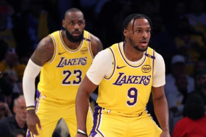 Momen bersejarah NBA Playoff 2026 saat LeBron James dan Bronny James bermain bersama membawa Lakers menang atas Rockets di Crypto.com Arena.