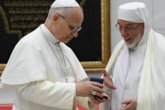 Paus Leo XIV mengunjungi Masjid Agung Aljir dalam rangka awal perjalanan apostolik ke Afrika dengan pesan perdamaian dan saling menghormati.