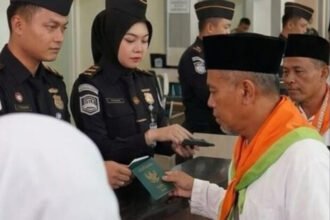 Petugas Imigrasi Soekarno-Hatta menggagalkan keberangkatan belasan calon haji ilegal yang menggunakan visa kerja menuju Arab Saudi.