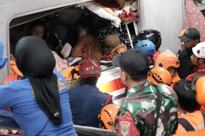 Daftar lengkap korban kecelakaan kereta Bekasi Timur mulai terungkap dengan sebaran di berbagai rumah sakit.