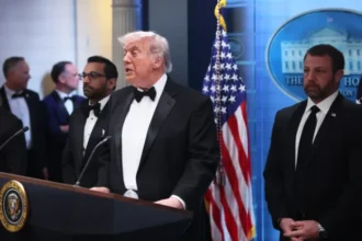 Kepanikan pecah di gala pers Washington saat tembakan terdengar dan Donald Trump dievakuasi oleh Secret Service.