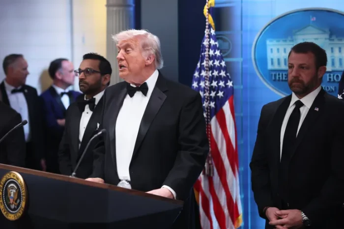 Kepanikan pecah di gala pers Washington saat tembakan terdengar dan Donald Trump dievakuasi oleh Secret Service.