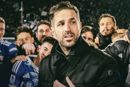 Pelatih Como 1907, Cesc Fàbregas, memilih bertahan di Italia meski sempat dikaitkan dengan kursi pelatih Timnas Italia.