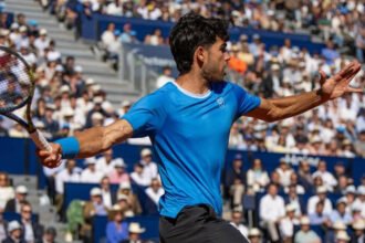 Cedera pergelangan tangan memaksa Carlos Alcaraz mundur dari Barcelona Open 2026 saat performanya sedang menanjak.