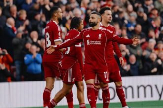 Liverpool hadapi PSG di Liga Champions dengan krisis pemain, Curtis Jones kembali latihan jadi sorotan utama.