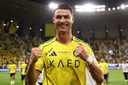 Cristiano Ronaldo tampil luar biasa dengan dua gol saat comeback dari cedera, membawa Al-Nassr menang besar dan memperkokoh posisi di puncak klasemen.
