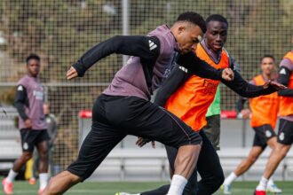 Kylian Mbappé kembali berlatih bersama Real Madrid dengan perban kecil di wajah jelang laga penting kontra Bayern Munich di Liga Champions.