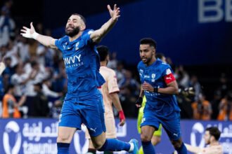 Karim Benzema tampil menggila dengan hat-trick saat Al Hilal pesta gol dan terus menekan Al Nassr di puncak klasemen.