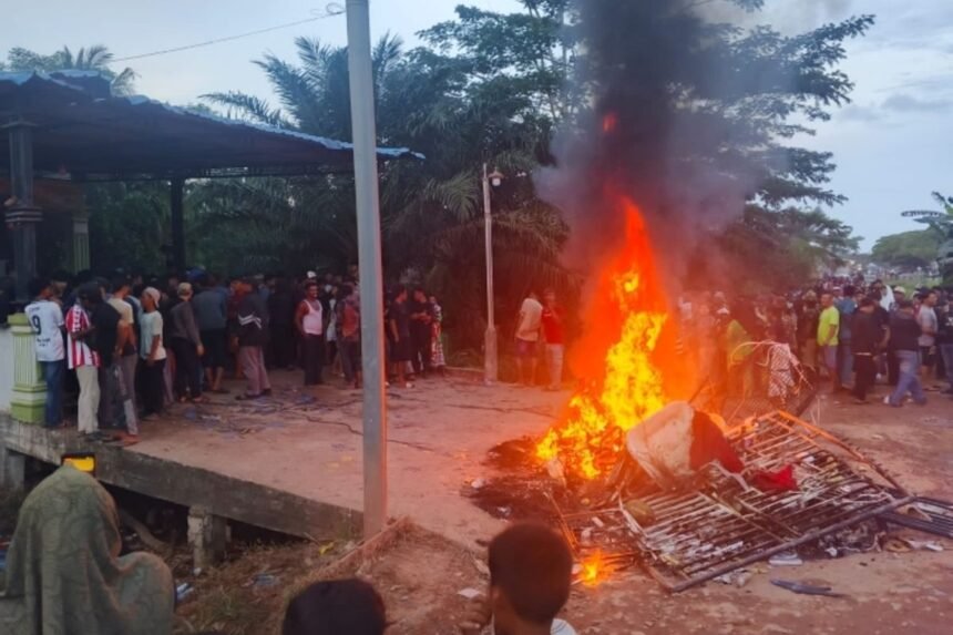 500 Warga Rokan Hilir Ngamuk, Ratakan Rumah Bandar Sabu dan Bakar 4 Motor