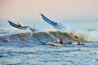 BMKG Peringatkan Gelombang Tinggi 4 Meter di Sejumlah Perairan Indonesia