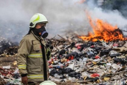 Perjuangan 40 Personel Damkar 12 Jam Taklukan "Api Abadi" di Tumpukan Sampah Kelapa Gading